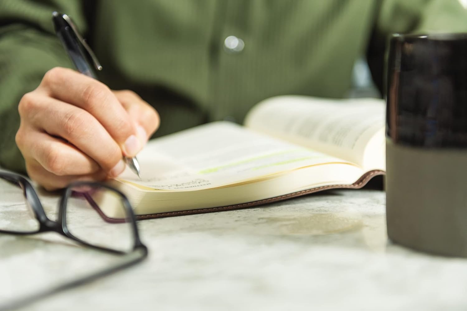 NIV, Journal the Word Bible (Perfect for Note-Taking), Leathersoft, Brown, Red Letter, Comfort Print: Reflect, Take Notes, or Create Art Next to Your Favorite Verses