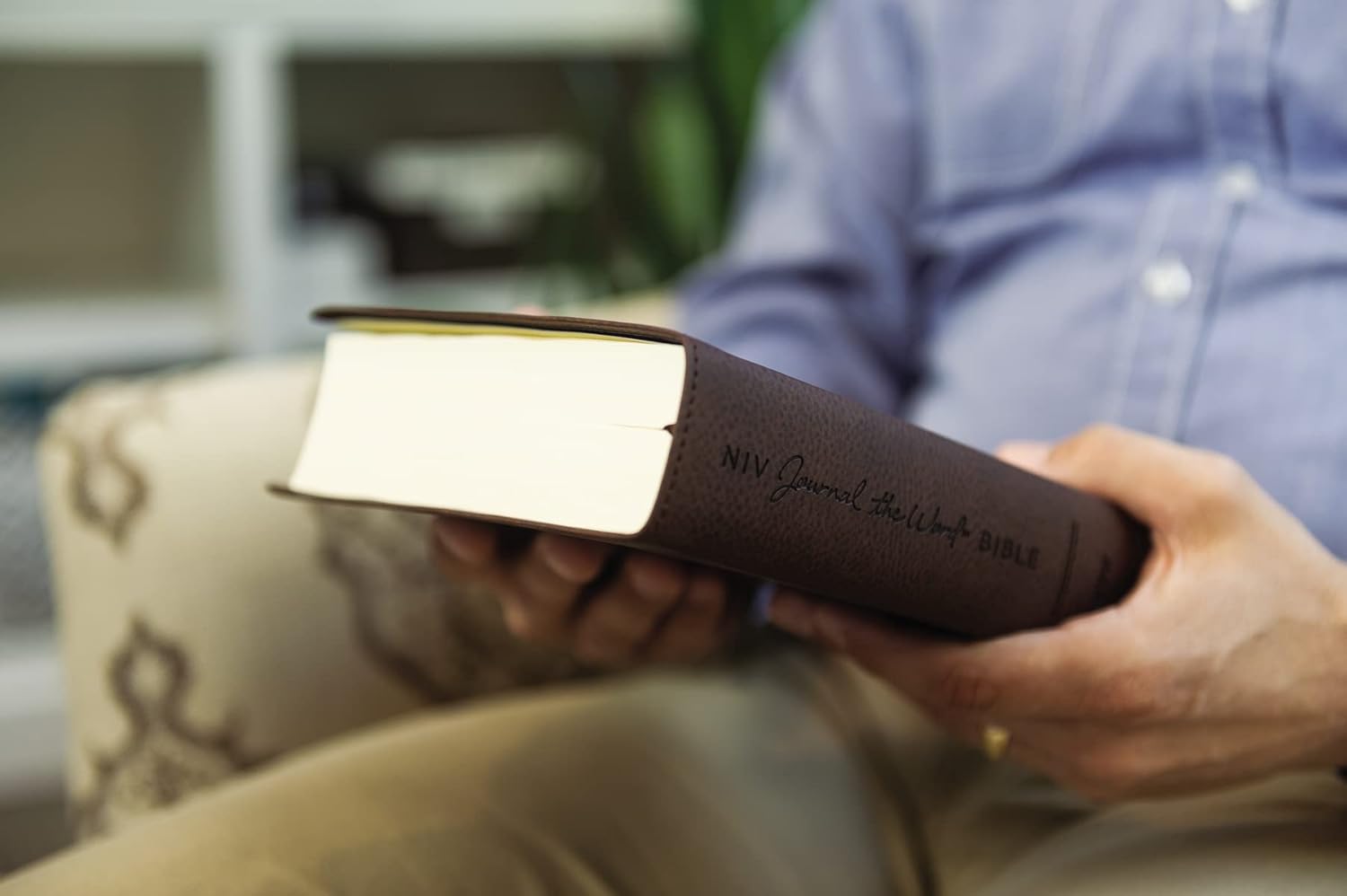 NIV, Journal the Word Bible (Perfect for Note-Taking), Leathersoft, Brown, Red Letter, Comfort Print: Reflect, Take Notes, or Create Art Next to Your Favorite Verses