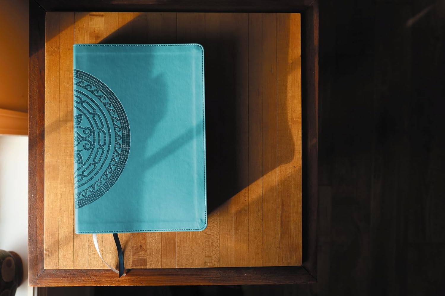 NIV Application Bible, Large Print, Leathersoft, Teal, Red Letter, Comfort Print: Bringing the Ancient Message of the Bible into Your World (NIV Application Commentary Resources)