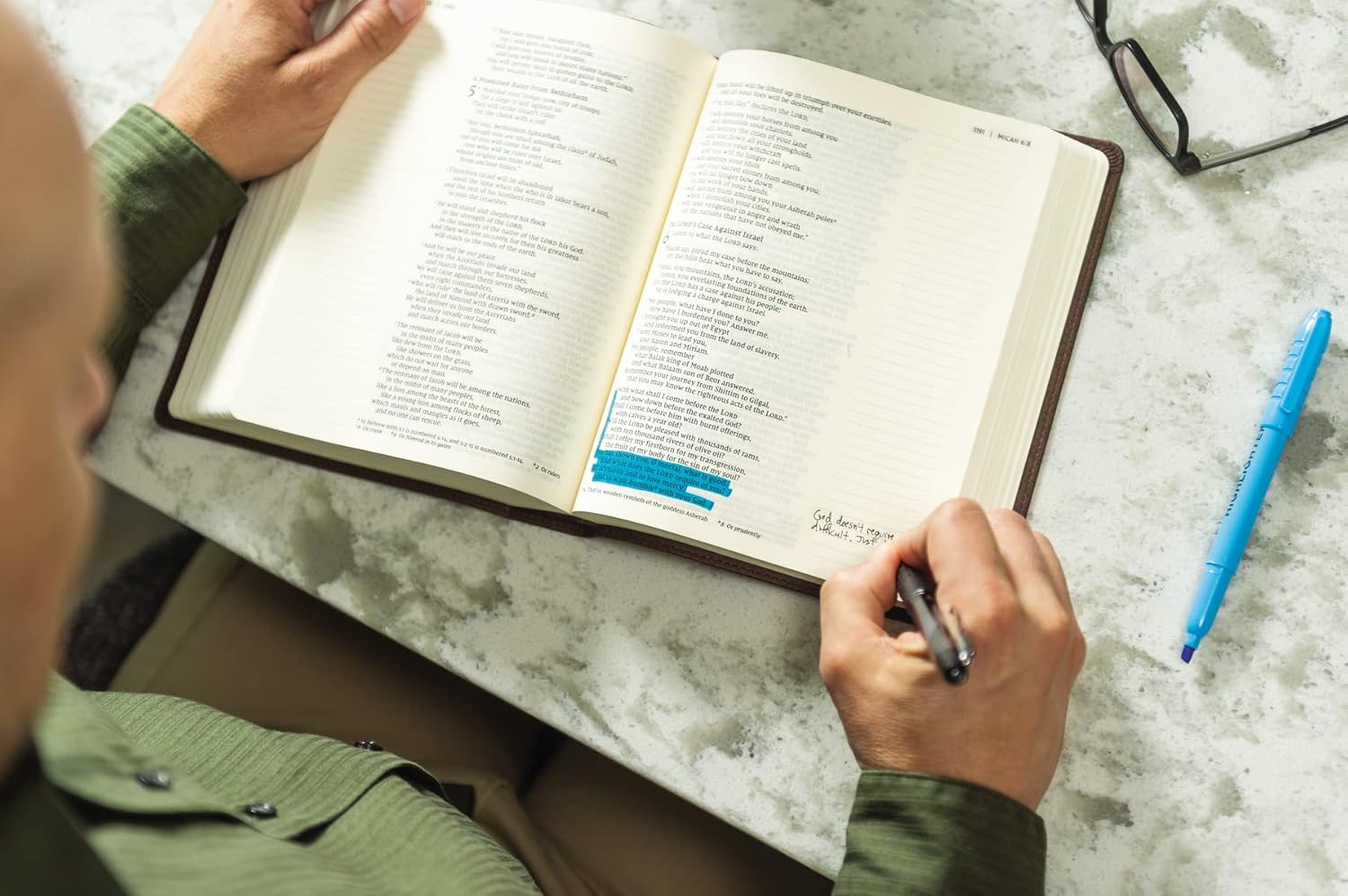 NIV, Journal the Word Bible (Perfect for Note-Taking), Leathersoft, Brown, Red Letter, Comfort Print: Reflect, Take Notes, or Create Art Next to Your Favorite Verses