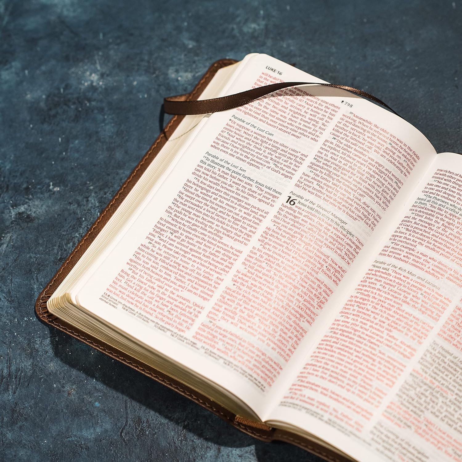 NLT Compact Bible (LeatherLike, Rustic Brown Cross, Red Letter)