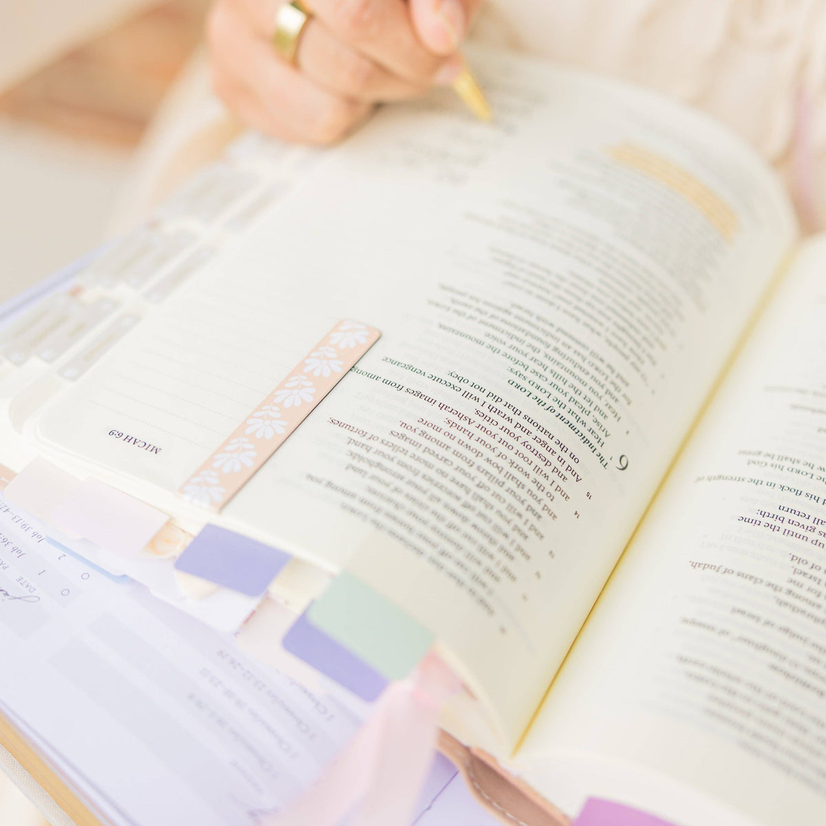 Magnetic Bookmark: The Daisy Design