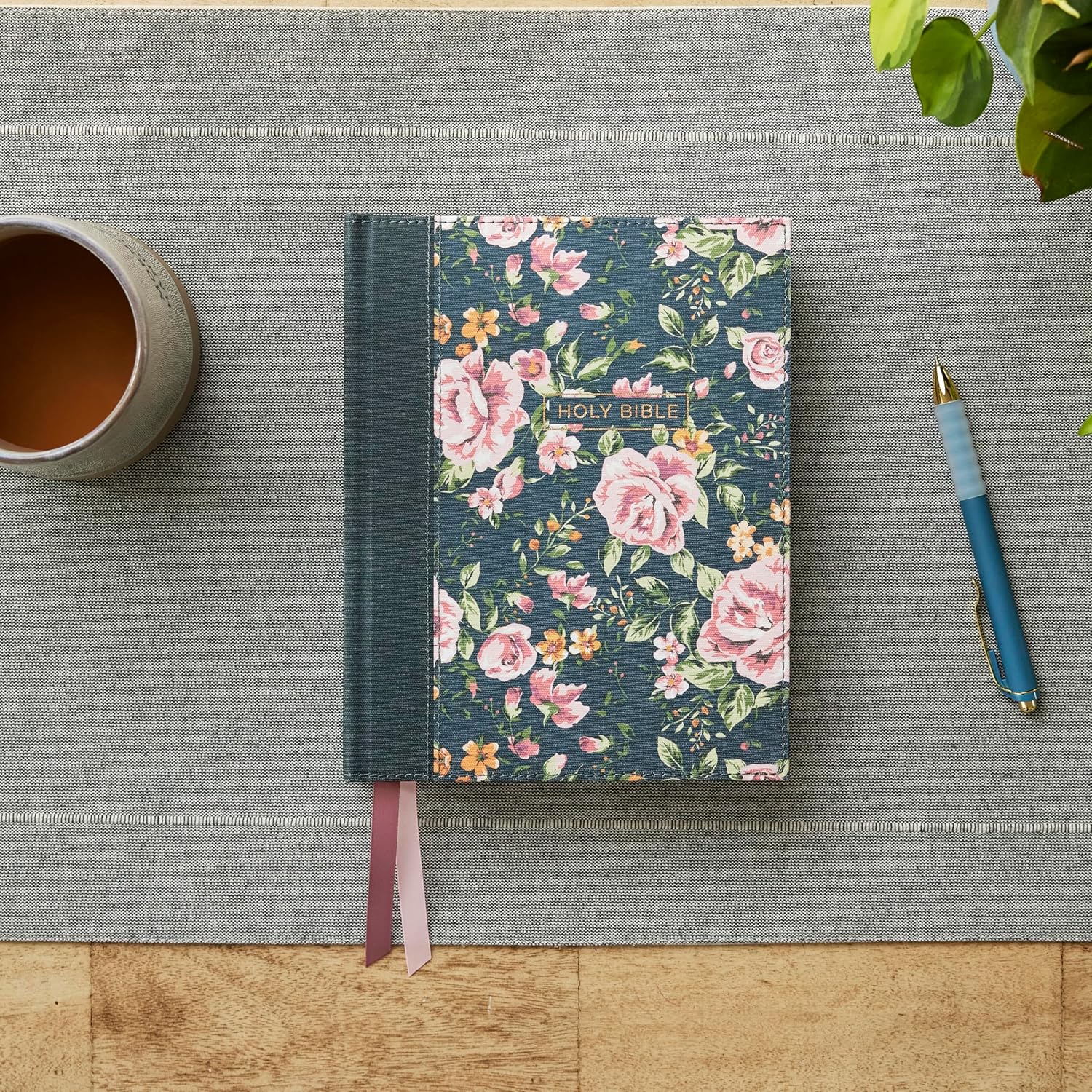 NKJV, Journal the Word Bible, Cloth over Board, Blue Floral, Red Letter, Comfort Print: Reflect, Journal, or Create Art Next to Your Favorite Verses