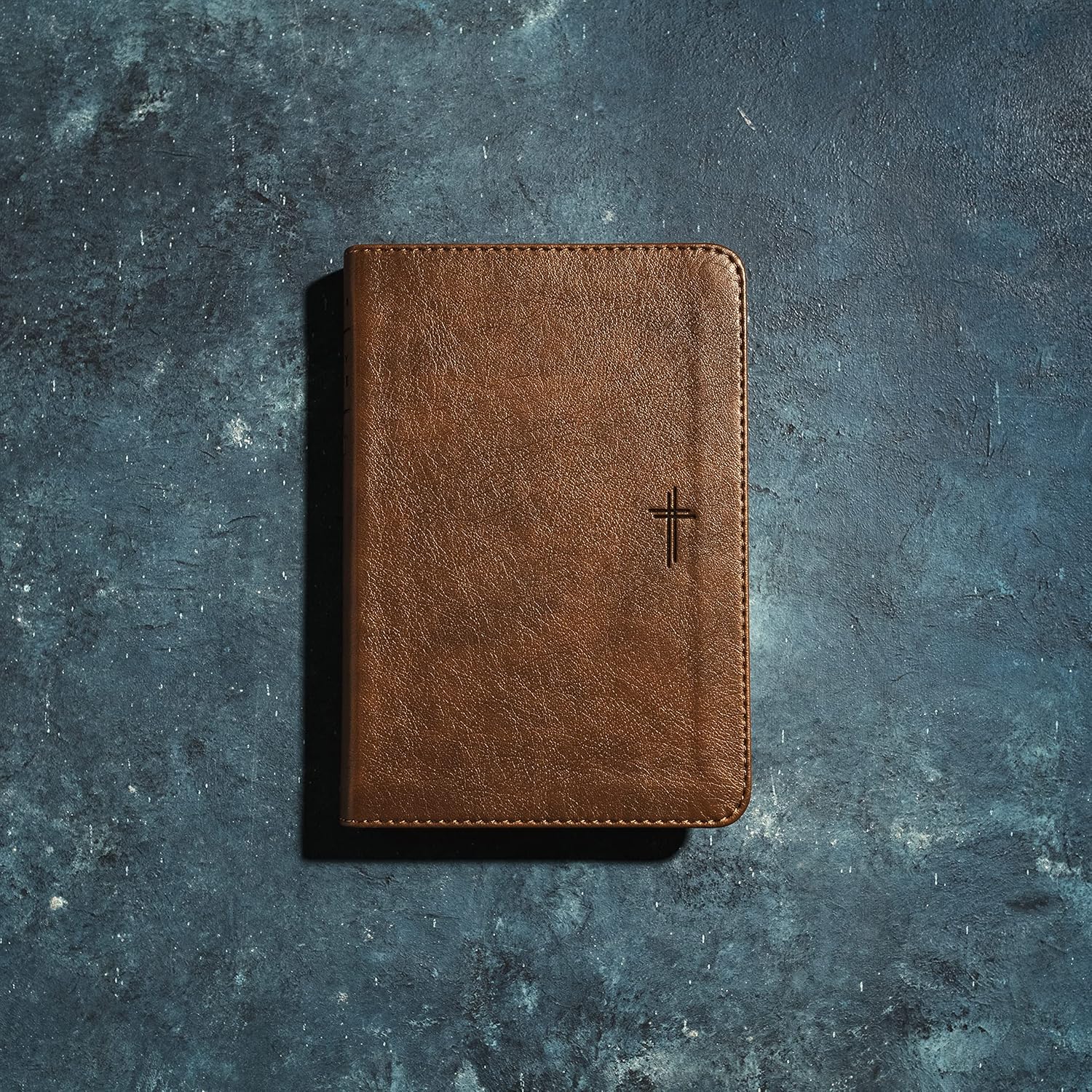 NLT Compact Bible (LeatherLike, Rustic Brown Cross, Red Letter)