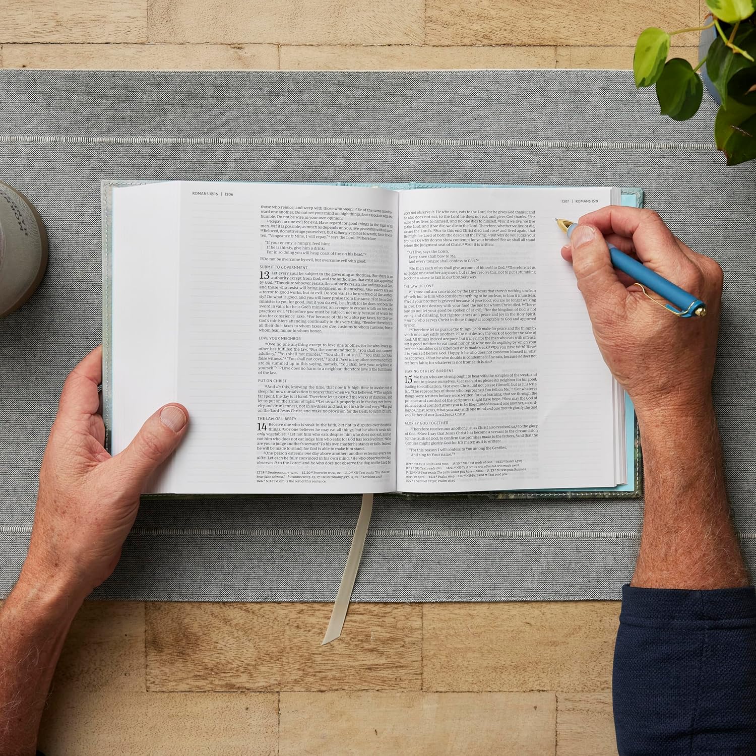 NKJV, Journal the Word Bible, Cloth over Board, Blue Floral, Red Letter, Comfort Print: Reflect, Journal, or Create Art Next to Your Favorite Verses